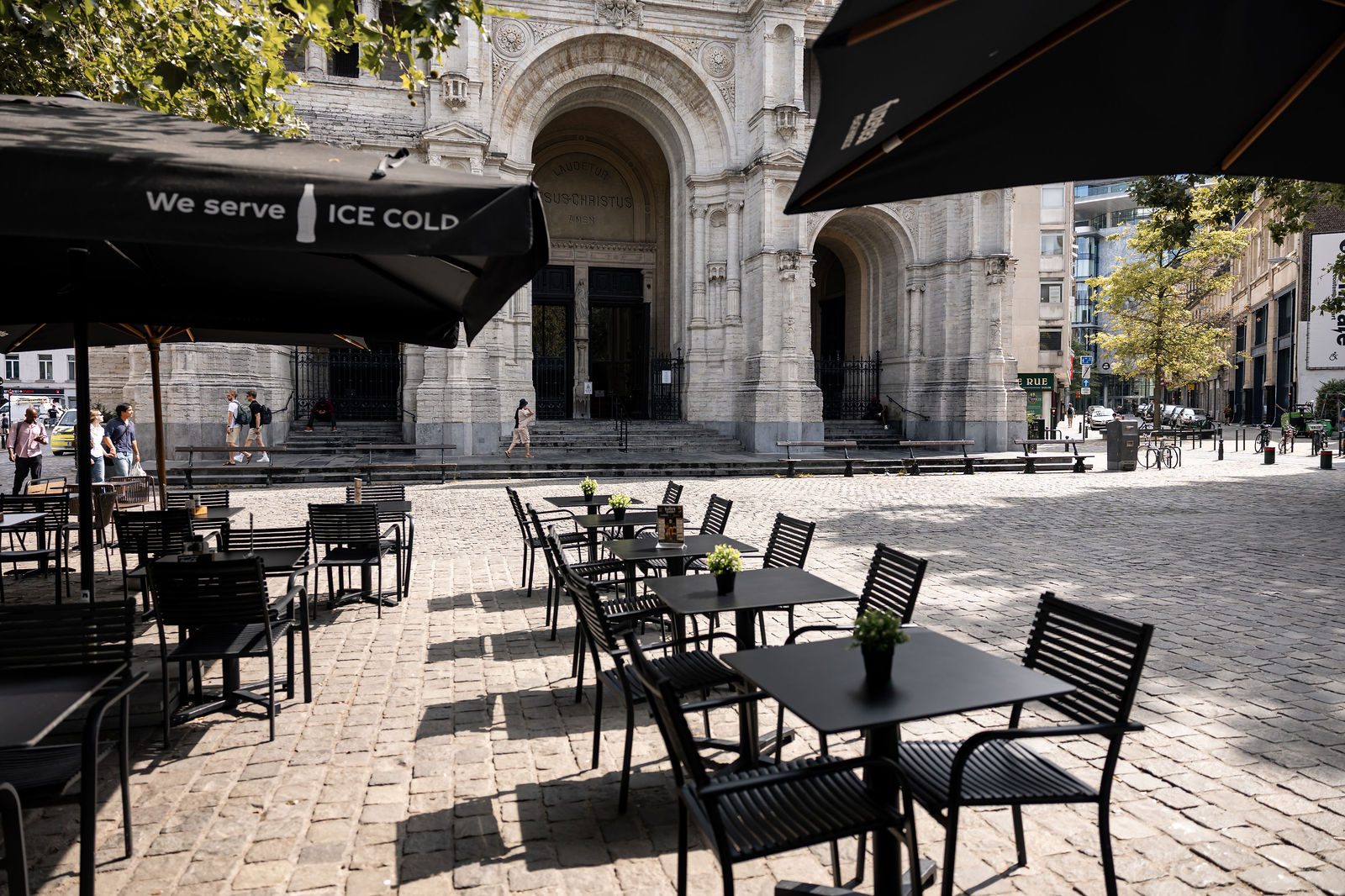 Terrasse Wrap & Go sur la Place Sainte-Catherine, face à l'église