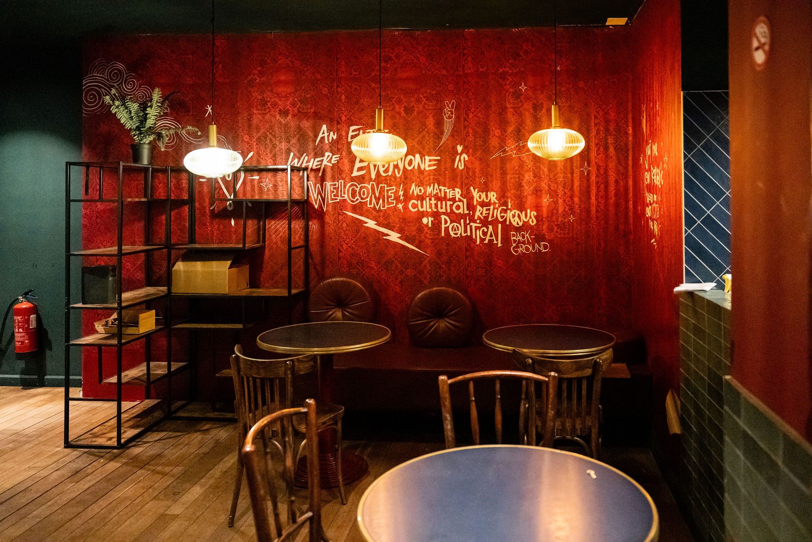 Espace néon rouge Wrap & Go — ambiance du soir