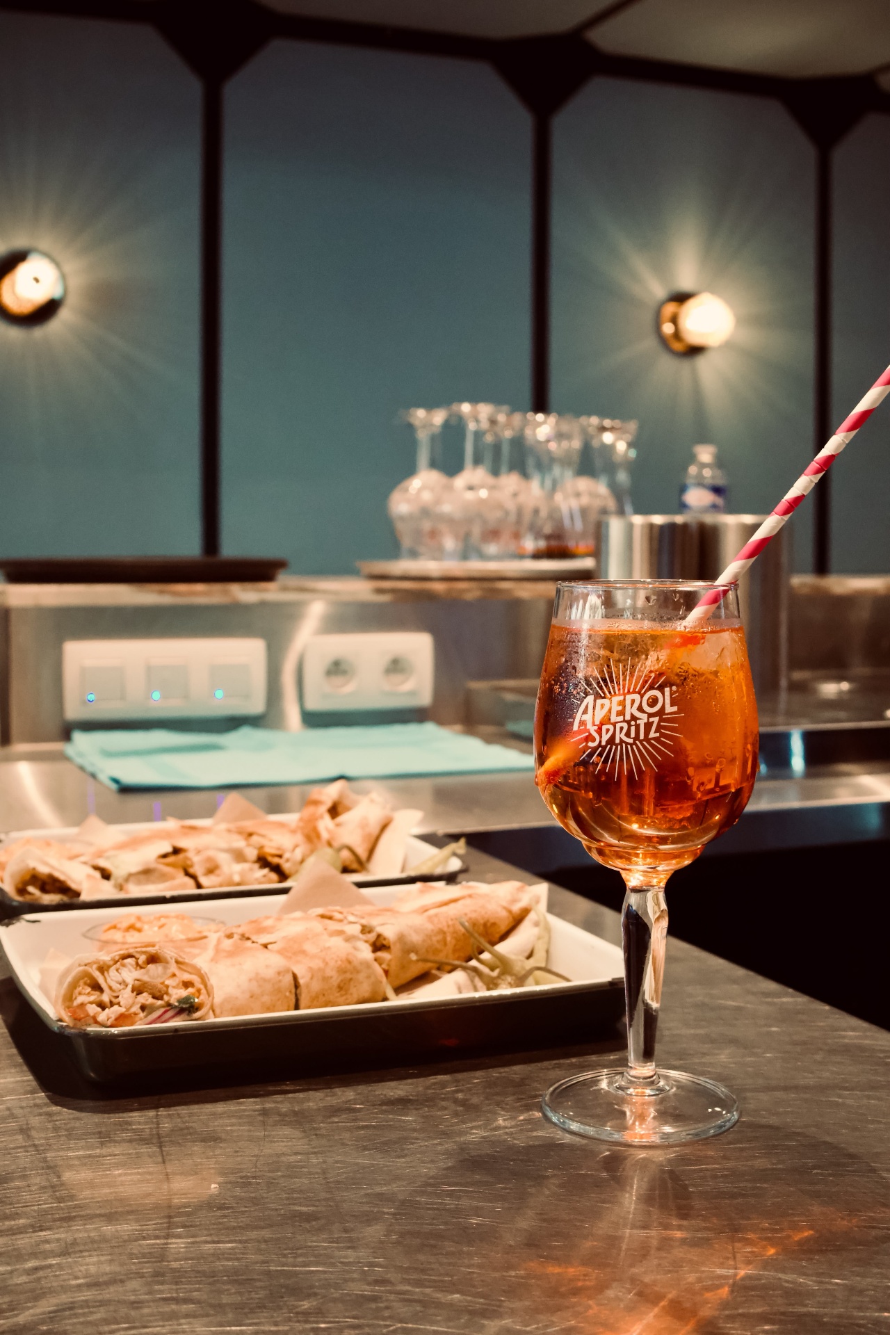 Aperol Spritz et wraps servis au bar